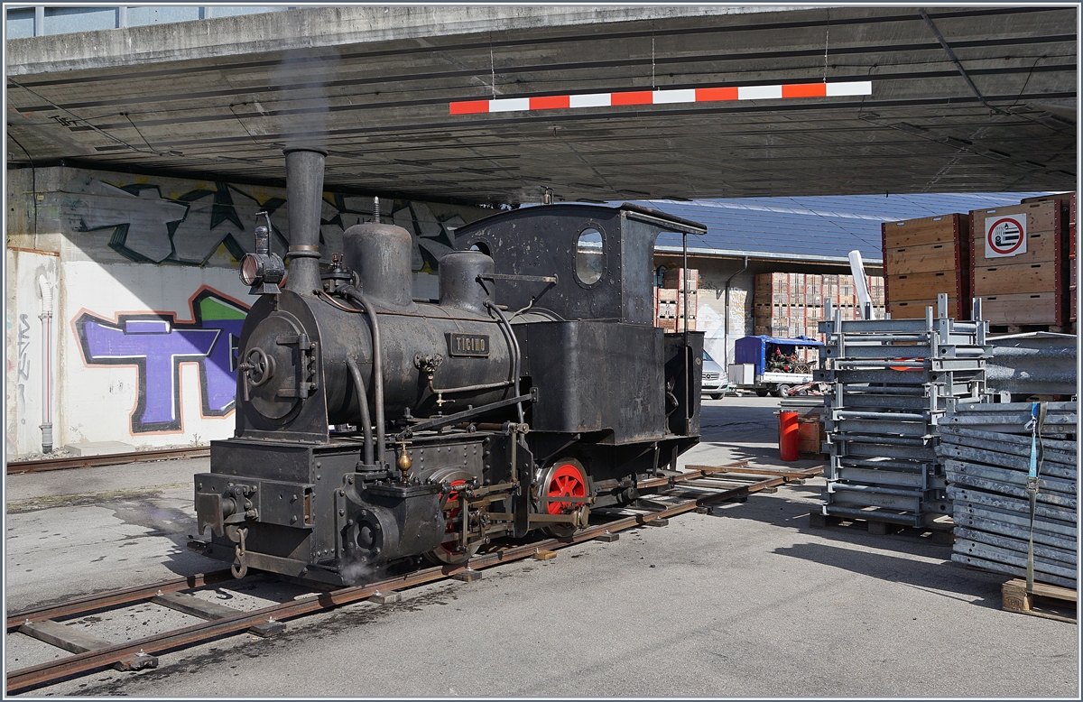 31. Dezember, der letzte Tag des Jahres, Zeit für einen Jahresrückblick. Dazu wählte ich dieses eine Bild: Die G 2/2  Ticino , gebaut 1889 unter der Fabriknummer 59 von Arnold Jung in Jungenthal, hier beim Dampftag Lyss am  11. August 2018

Meine Wahl für den Jahresrückblick fiel aus folgenden Gründen auf dieses Bild: 

Die Lok verkörpert, was ich mag: klein und unauffällig, zudem bot mir die Lok meine erste Dampflok-Führerstandsmitfahrt.

Der Name der Lok, TICINO, erinnert an die interessanten Bilder 2018 auf der Alpensüdseite (z.B: FVV, 01 202 und Premosello)

Beim ganz grossen Thema dieses Jahres,  50 Jahre Blonay Chamby  machte ich erstmals Bekanntschaft mit G 2/2, um sie dann später in Brienz und Lyss erneut zutreffen.

Dabei erinnert besonders der  Dampftag Lyss 2018  an die trocken Witterung dieses Jahres.

Das Jahr 2018 bot mir ausserordentlich viel Dampflokbilder, auch dafür steht die G 2/2. 

Das Bild zeigt die rauchende Lok vor einem im Hintergrund zu sehenden Rauchverbotsschild, ein Umstand, der auch 2018 die Fotografie bewegte, indem durch weitere Verordnungen und Gesetze die Rechtlage für das schöne Hobby  Bahnfotografie  kaum klarer wurde.

Und nicht zuletzt, war der (Leih)-Besitzer der Lok vor Jahren in Vietnam und daran beteiligt, dass wie 2018 die HG 4/4 wieder an der Furka im Einsatz bewundern konnten. 

Fünfzig Jahre lang stand die Lok in einem Keller und weckt bei mir nicht nur Erinnerungen an ein schönes 2018 sondern den Vorsatz, 2019 etwas geduldiger zu sein...