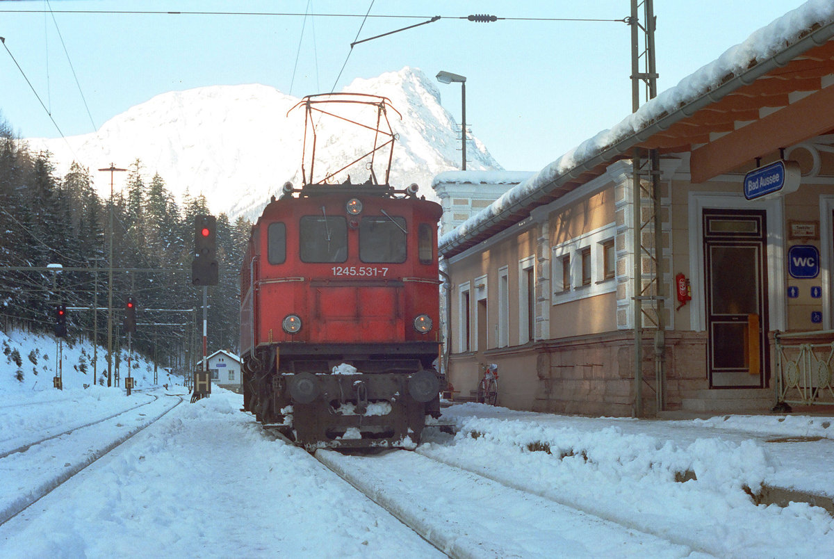 31. Januar 1993	Bad Aussee, Lok 1245.531-7 hat sich im Bahnhof ein schattiges Plätzchen gewählt. Der Fotograf steht auf dem Übergang zum Bahnstei 2!