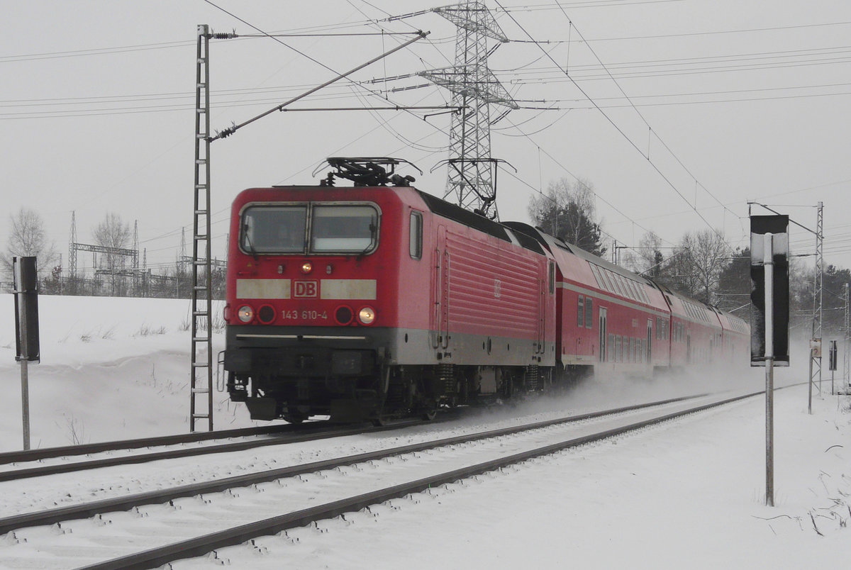 31. Januar 2010, 143 610 kommt mit RB 16849 trotz der aktuellen Schneebedingungen nach ihrer Fahrt von Naumburg über den Frankenwald pünktlich an meinem Fotostandpunkt bei Redwitz vorbei.