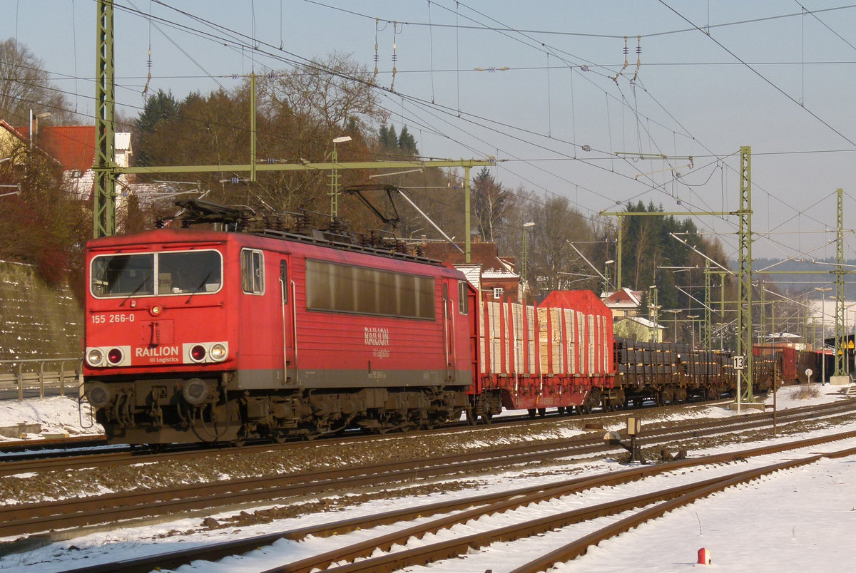 31. Januar 2012, Lok 155 266 fährt mit einem Güterzug aus Saalfeld durch den Bahnhof Kronach.