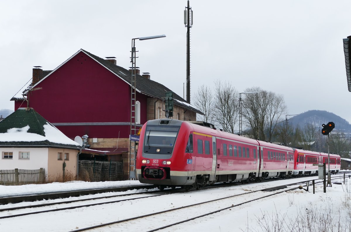 31. Januar 2017, RE 3862 und RE 3779 von Hof/Bayreuth fahren vereint durch den Bahnhof Untersteinach in Richtung Kulmbach.