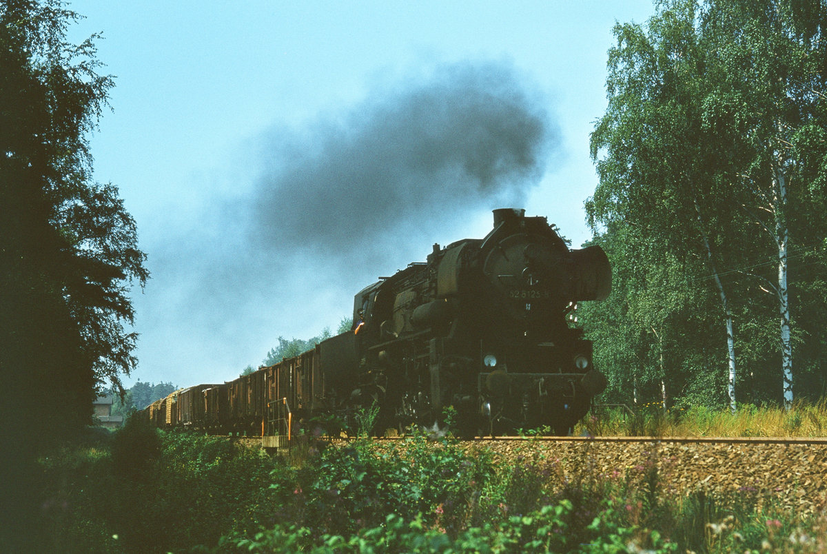 31. Juli 1985, Lok DR 52 8125 mit einem Güterzug bei Niesky in der Oberlausitz.