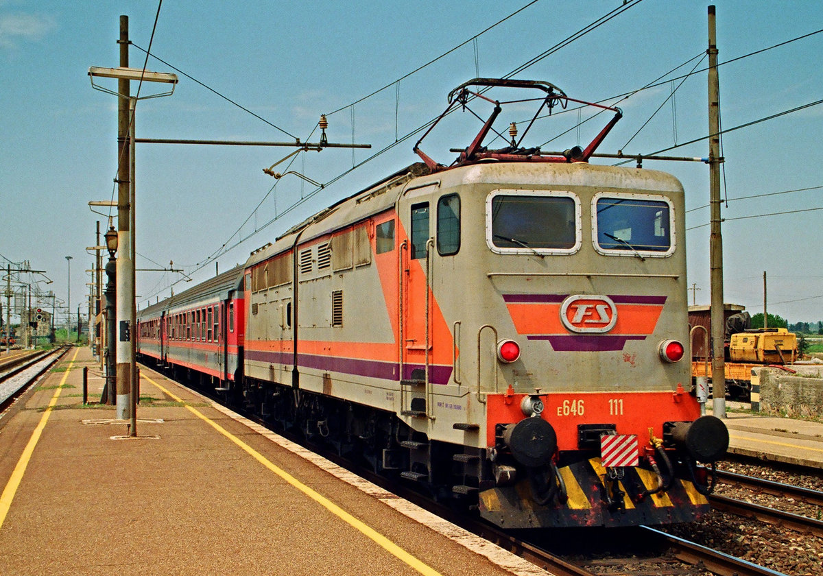 31. Juli 1997, Bahnhof Campiglia Maritima, Zug mit E-Lok FS E646 111