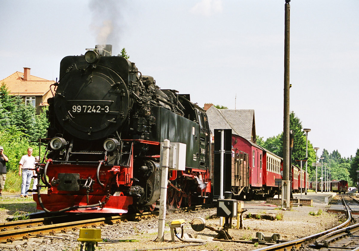 31. Juli 2003, Bahnhof Drei-Annen-Hohne der Harzer Schmalspurbahn. Lok DR 99 7242 steht kurz vor der Abfahrt mit einem Zug nach Eisfelder Talmühle. 