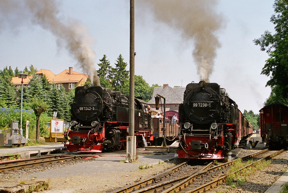 31. Juli 2003, Bahnhof Drei-Annen-Hohne der Harzer Schmalspurbahn, Lokomotiven 99 7242 und 99 7238 vor Zügen zum Brocken und nach Eisfelder Talmühle.