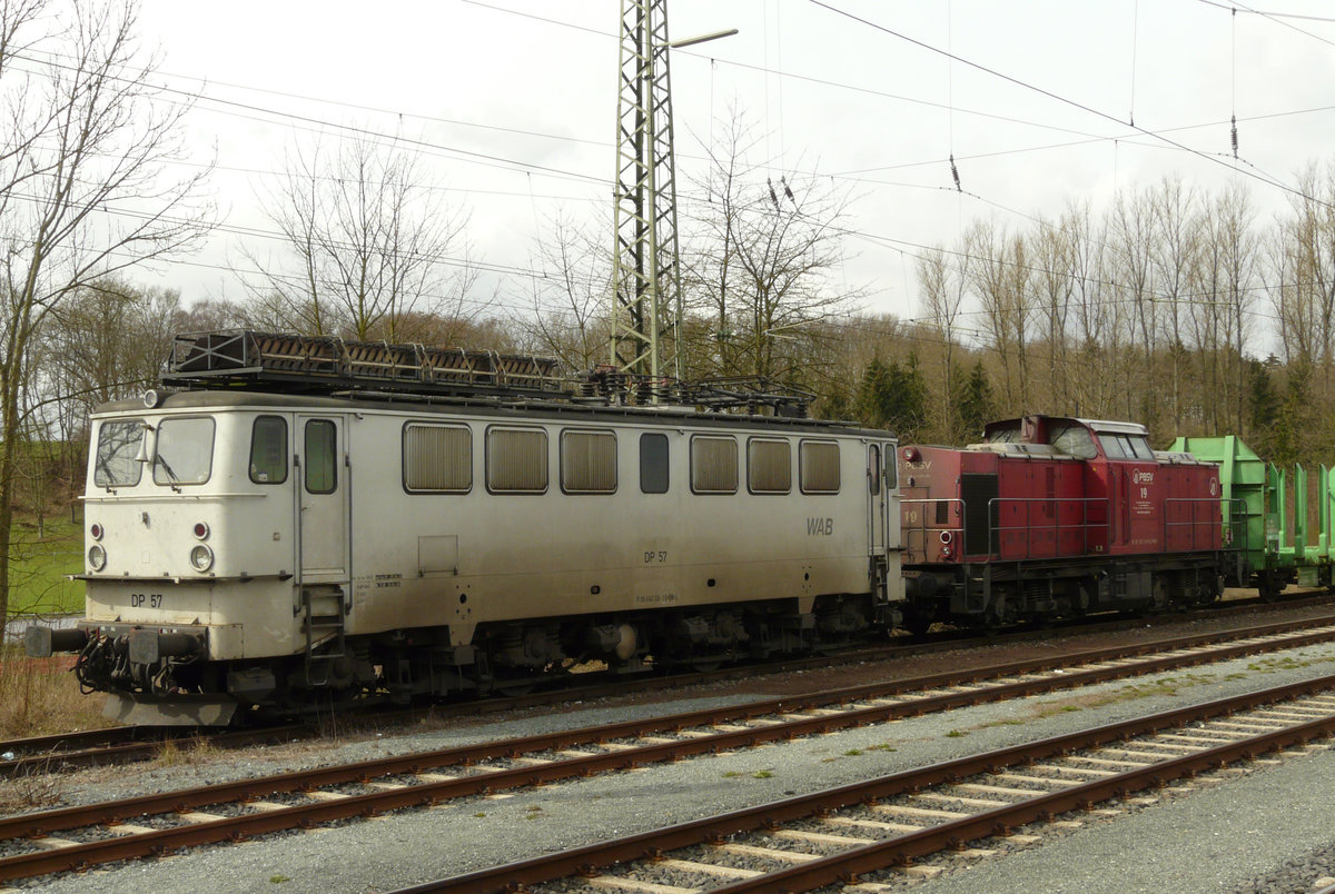 31. März 2010, im Bahnhof Hochstadt-Marktzeuln steht ein leerer Holzzug. Bespannt ist er mit der 1967 bei LEW gebauten (11642) DR-Lok 142 126. Verkauft an die SBB, bekam sie als Ae 477 908 eine Widerstandsbremse aufs Dach. Danach ging sie an die Westfälische Almetalbahn GmbH (WAB), dann DP Deutsche Privatbahn GmbH (früher Bad Lauterberger Kleinbahn GmbH) jetzt EnergieRail (ENRA) Cottbus. Dahinter steht die ehemalige DR 110 324.