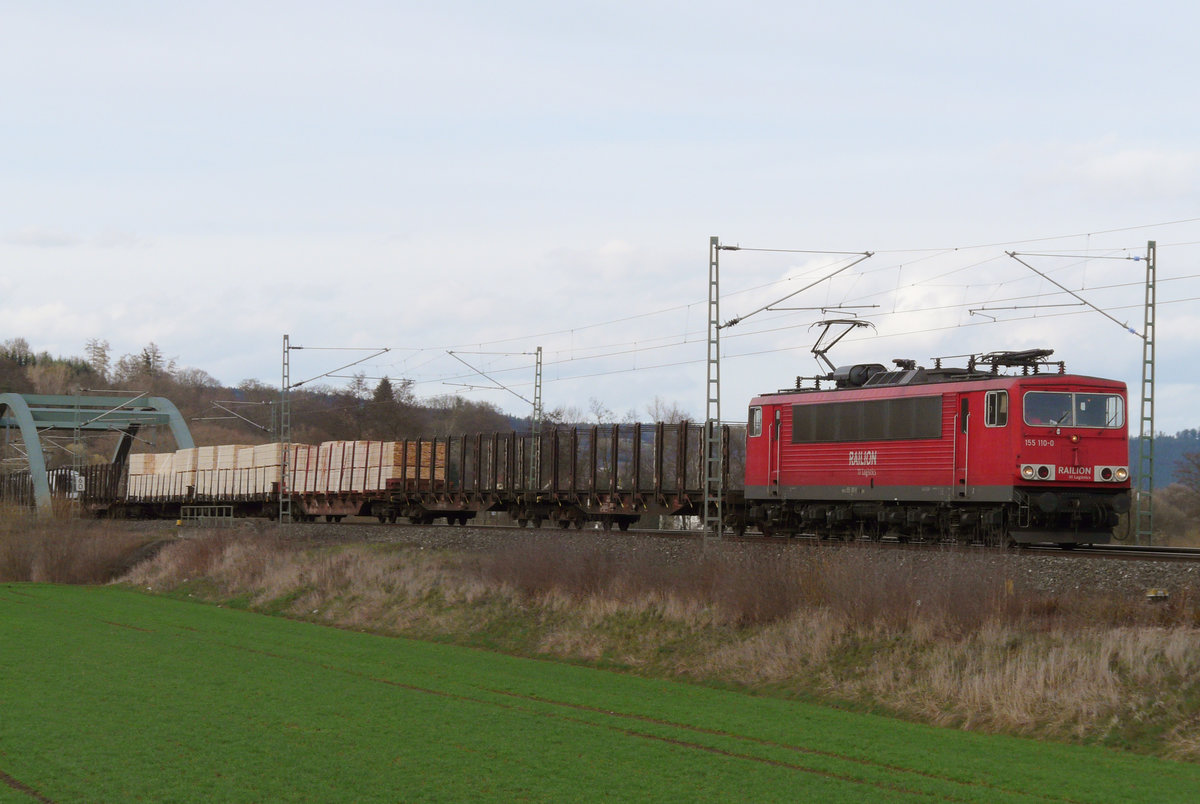31. März 2010, Diesen Güterzug von Saalfeld in Richtung Lichtenfels habe ich am Bahnübergang Unterlangenstadt fotografiert. Gezogen wird er von Lok 155 110.