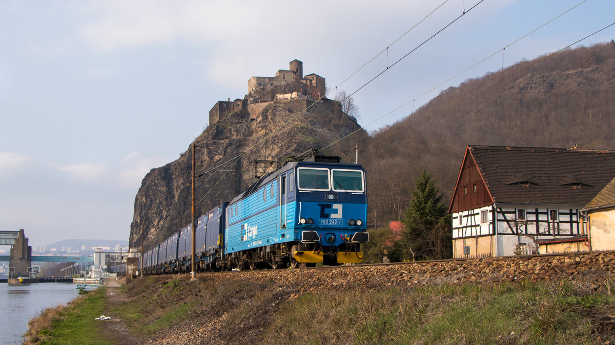31. März 2019 in Usti nad Labem: 163 242-1 ist in Richtung Süden unterwegs. 
