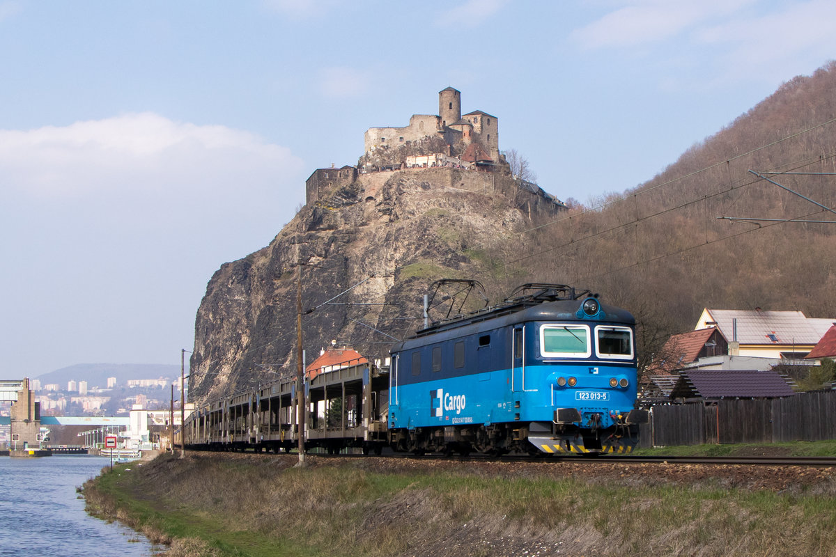 31. März 2019 in Usti nad Labem: 123 013-5 fährt mit einem leeren Autozug gen Süden. 