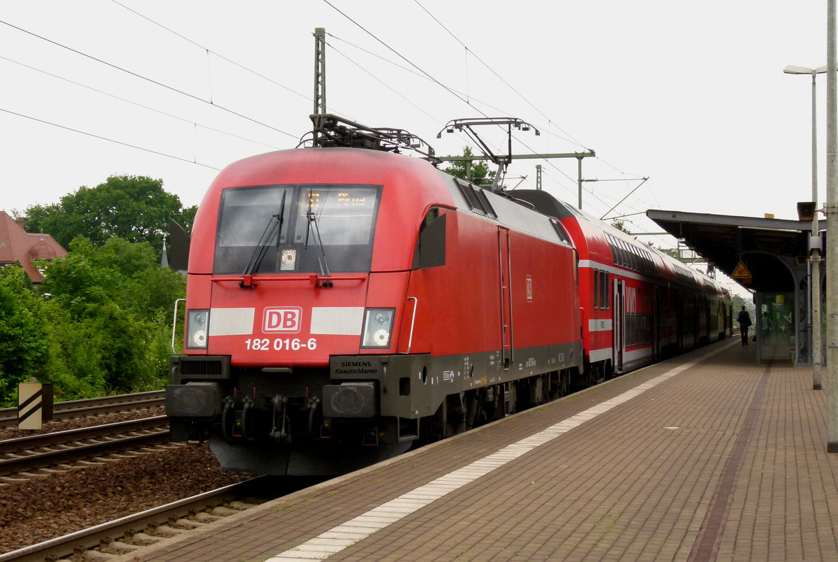 31. Mai 2012, Dresden, Haltepunkt Strehlen. Lok 182 016 fährt mit einem Zug der Linie S1  nach Pirna ein.