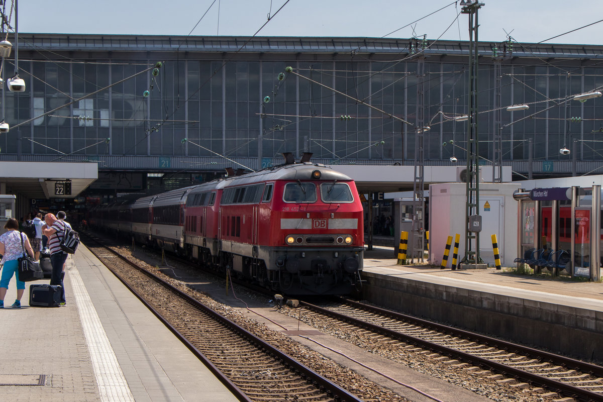 31. Mai 2018, München Hbf. 218 452-1 und 218 465-3 verlassen mit ihrem Züglein den Bahnhof. 