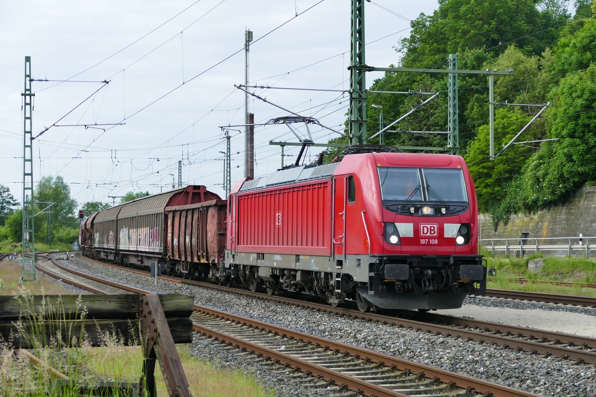 31. Mai 2019, Ein Güterzug fährt durch den Bahnhof Kronach in Richtung Saalfeld.