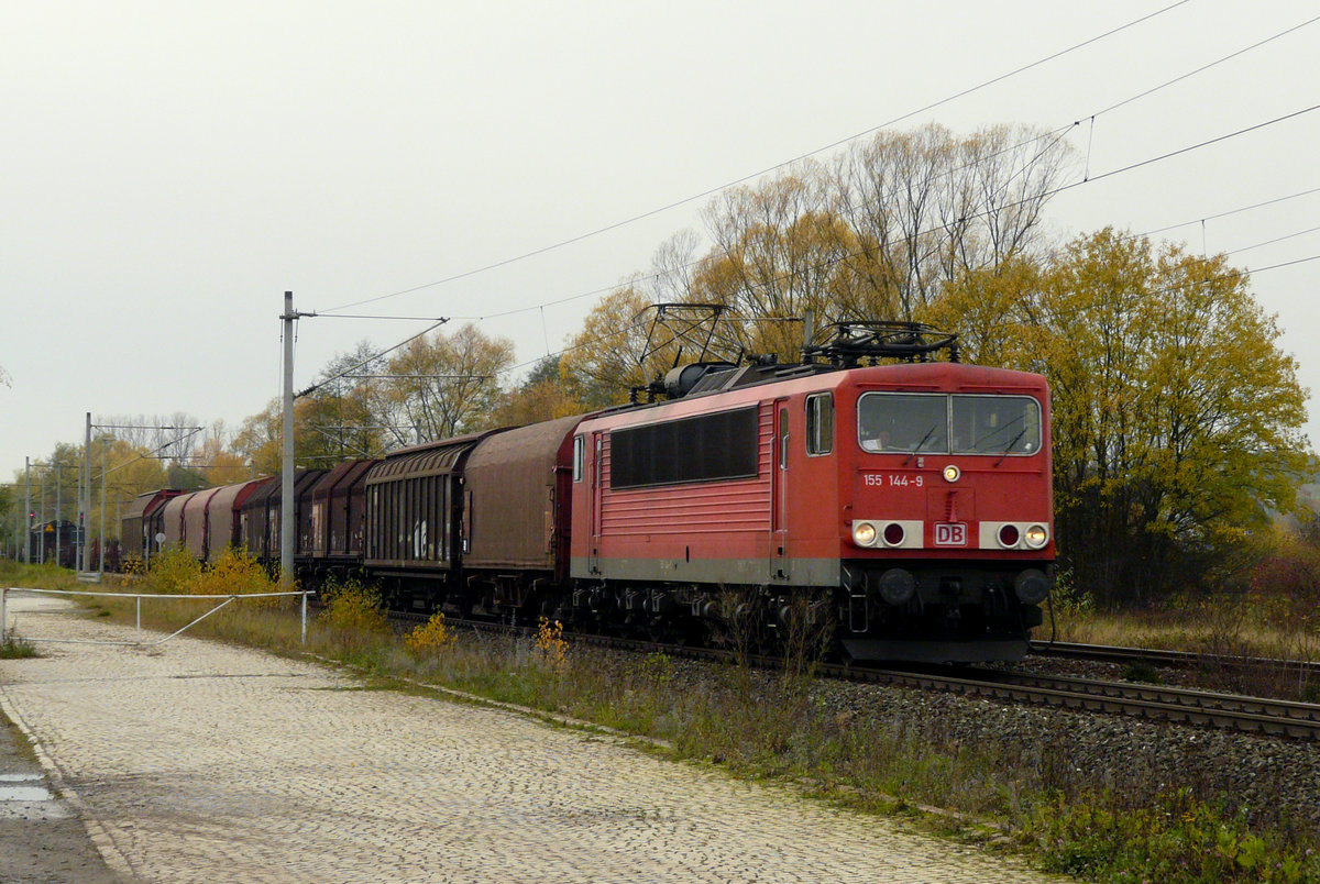 31. Oktober 2008, Ein Güterzug in Richtung Saalfeld passiert den Haltepunkt Küps. Im Vordergrund ist die ehemalige Ladestraße sichtbar, die Gleise der Ortsgüteranlage sind längst verschwunden.  