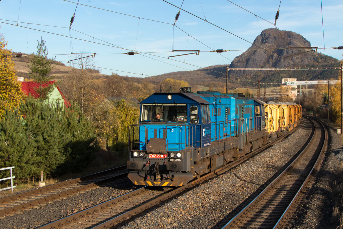 31. Oktober 2018 in Zelenice nad Bilinou. 742 270-2 und 742 133-2 sind mit jede Menge Schotter unterwegs. 