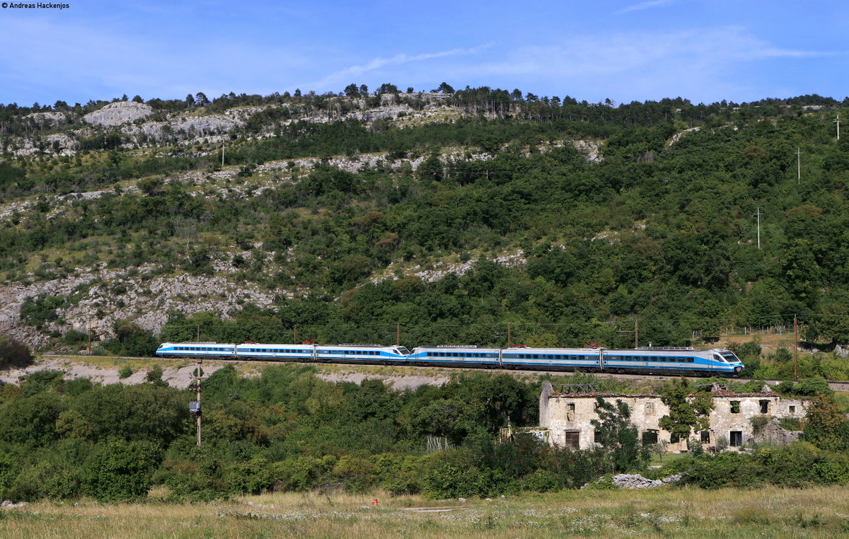 310 005 und 310 001 als IC 502  Pohorje  (Koper-Hodos) bei Zanigrad 11.9.20