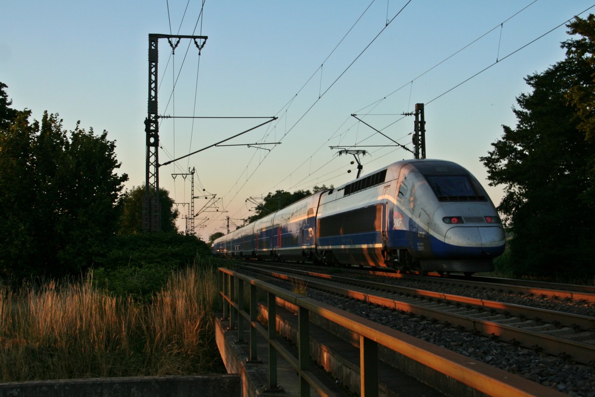 310 023-1 als TGV 9589 von Paris Gare de l'est nach Freiburg (Breisgau) Hbf am Abend des 16.07.14 nrdlich von Mllheim (Baden).