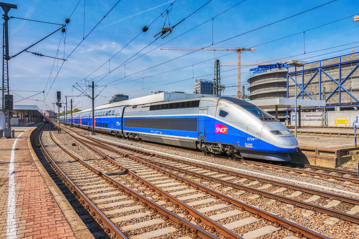 310 027-2 fährt als TGV 9580 (Frankfurt (Main) Hbf - Strasbourg	- Lyon Part Dieu - Marseille-St-Charles) aus Mannheim Hbf aus.
Aufgenommen am 20.4.2017.