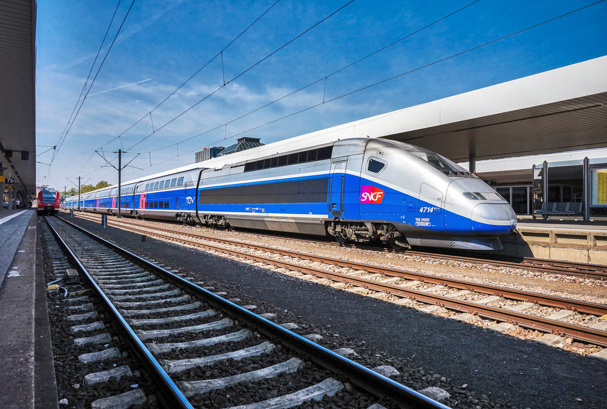 310 027-2 hält als TGV 9580 (Frankfurt (Main) Hbf - Strasbourg - Lyon Part Dieu - Marseille-St-Charles) in Mannheim Hbf.
Aufgenommen am 20.4.2017.