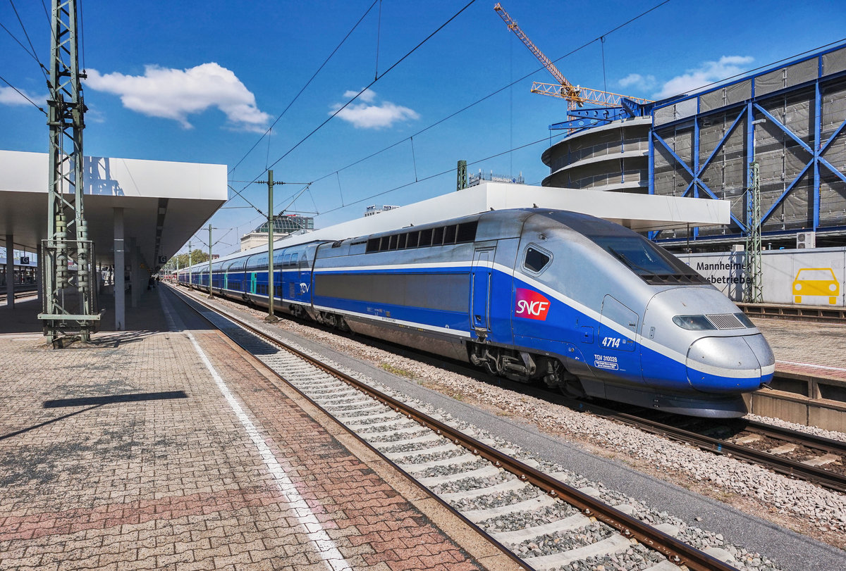 310 028-0 fährt als TGV 9551 (Paris Est - Saarbrücken Hbf - Frankfurt (Main) Hbf) aus Mannheim Hbf aus.
Aufgenommen am 20.4.2017.