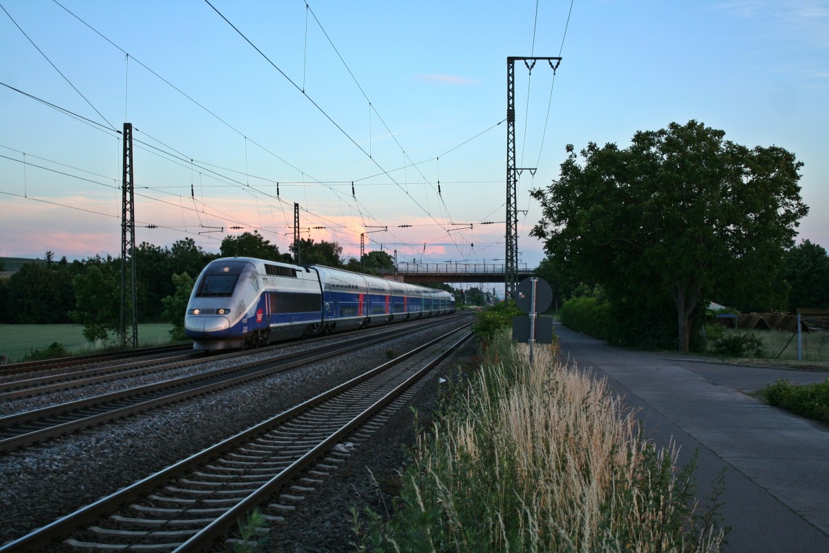 310005 (4703) als TGV 9589 von Paris Gare de Lyon nach Freiburg (Breisgau) Hbf am Abend des 13.06.14 in M�llheim (Baden).