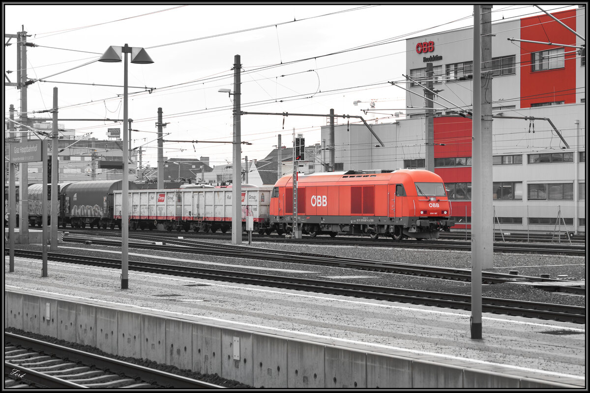 31.01.2023  Eine 2016 durchfährt Graz Hauptbahnhof in richtung Gösting mit einem Güterzug . 