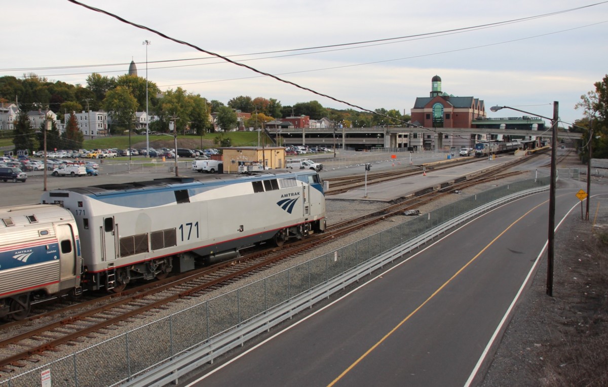 3.10.2013 Albany Rennselaer. Amtraks Train 68 (Montreal - NY-Penn) bei der Einfahrt. Am Bstg. Lake Shore Limited (Zugteil aus Boston) nach Chicago
