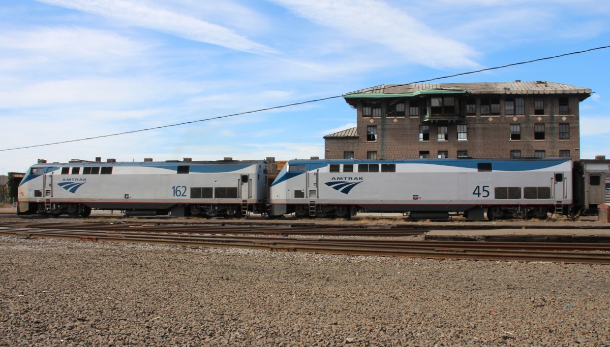 3.10.2013, Springfield, MA. 2 Genesis Loks des Lakeshore Ltd. nach Chicago und verlassenes Stellwerk.