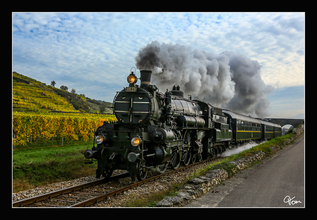 310.23 fährt mit SDZ 17264 von Wien Heiligenstadt nach Spitz an der Donau. 
Dürnstein Brücke 28_10_2016