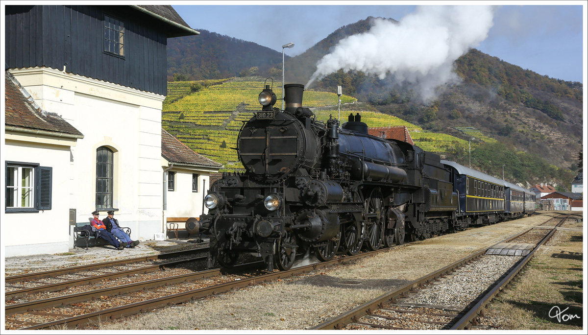 310.23 und Lokpersonal machen Mittagspause in Spitz an der Donau.
28_10_2016