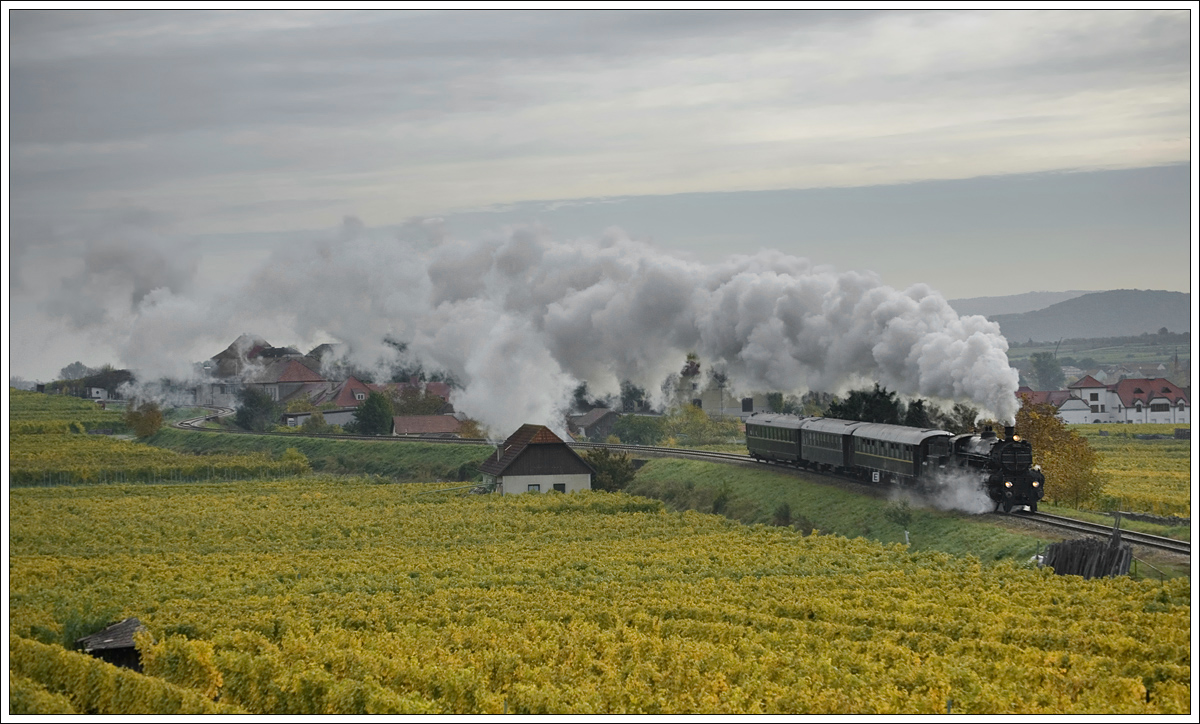 310.23 mit dem Sonderzug 17264 von Wien nach Spitz in der Wachau am 28.10.2016 kurz vor Dürnstein aufgenommen.