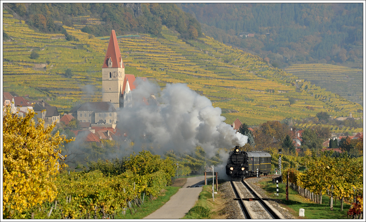 310.23 mit dem Sonderzug 17264 von Wien nach Spitz am 28.10.2016 mit Blick auf Weißenkirchen in der Wachau.