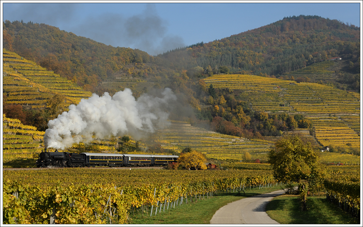 310.23 mit dem Sonderzug 17264 von Wien nach Spitz am 28.10.2016 kurz vor Weißenkirchen in der Wachau aufgenommen.