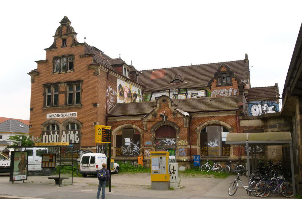 31.05.2012, Bahnhof Dresden-Strehlen an der Strecke nach Bad Schandau. Nicht mehr von der DB betrieben, vermittelt er einen traurigen Eindruck.