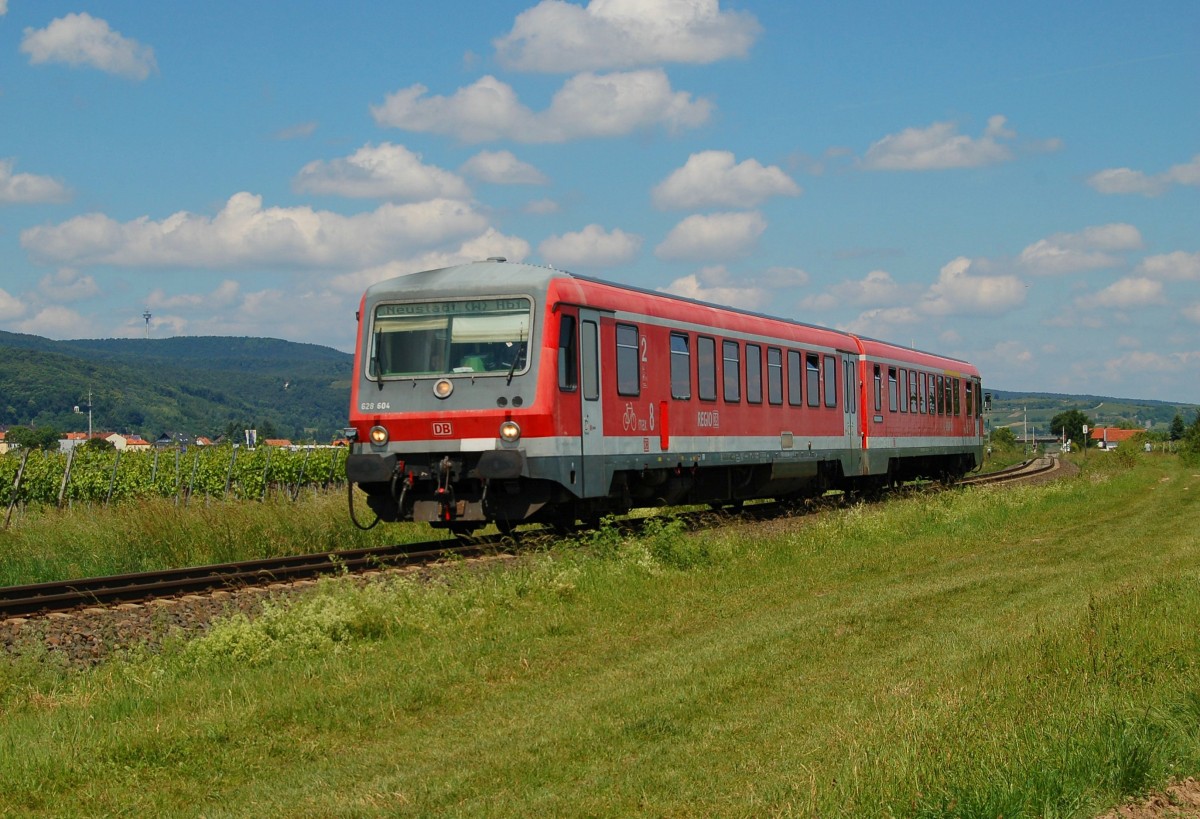 31.05.2014, vierter Tag von insgesamt fünf des Dampfspektakels 2014 in der Region Pfalz-Rhein-Neckar. Zwischen den Dampfzügen fuhr auch der Regelverkehr, wie auch 628 604 als RB von Bad Dürkheim nach Neustadt(Wstr) Hbf, hier zwischen Bad Dürkheim und Wachenheim. 31.05.2014