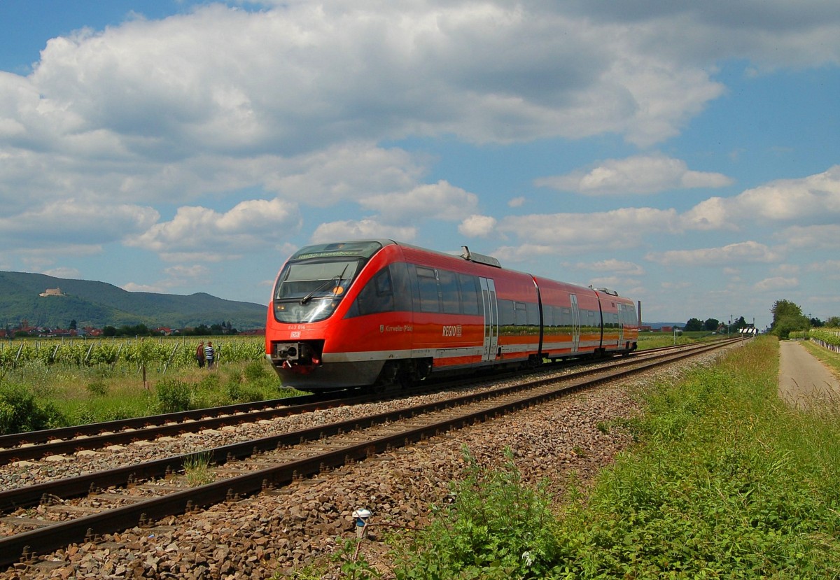 31.05.2014, vierter Tag von insgesamt fünf des Dampfspektakels 2014 in der Region Pfalz-Rhein-Neckar. Neben den Dampfzügen gab es auch einiges an Regelverkehr auf den Strecken zu sehen. Wie hier 643 014  Kirrweiler (Pfalz)  als RB, Neustadt(Wstr) Hbf - Wissembourg, zwischen Maikammer/Kirrweiler und Edenkoben. Links im Bild ist das Hambacher Schloss zu erkennen. 31.05.2014