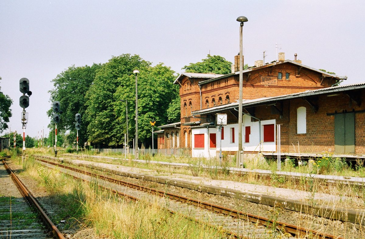 31.07.2004 Bahnhof Klötze in Sachsen-Anhalt. Die Schienen hatten bereits Rost angesetzt, die russischen Signale hätten ihren Dienst aber sicher noch verrichten können.
