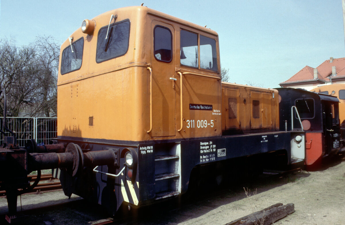 311 009 am 16.04.1994 in der Dampfloksammlung Basdorf.