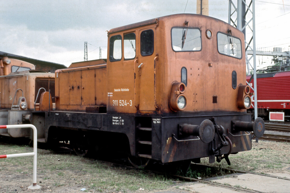 311 524 am 11.06.1994 im Bw. Berlin-Pankow.