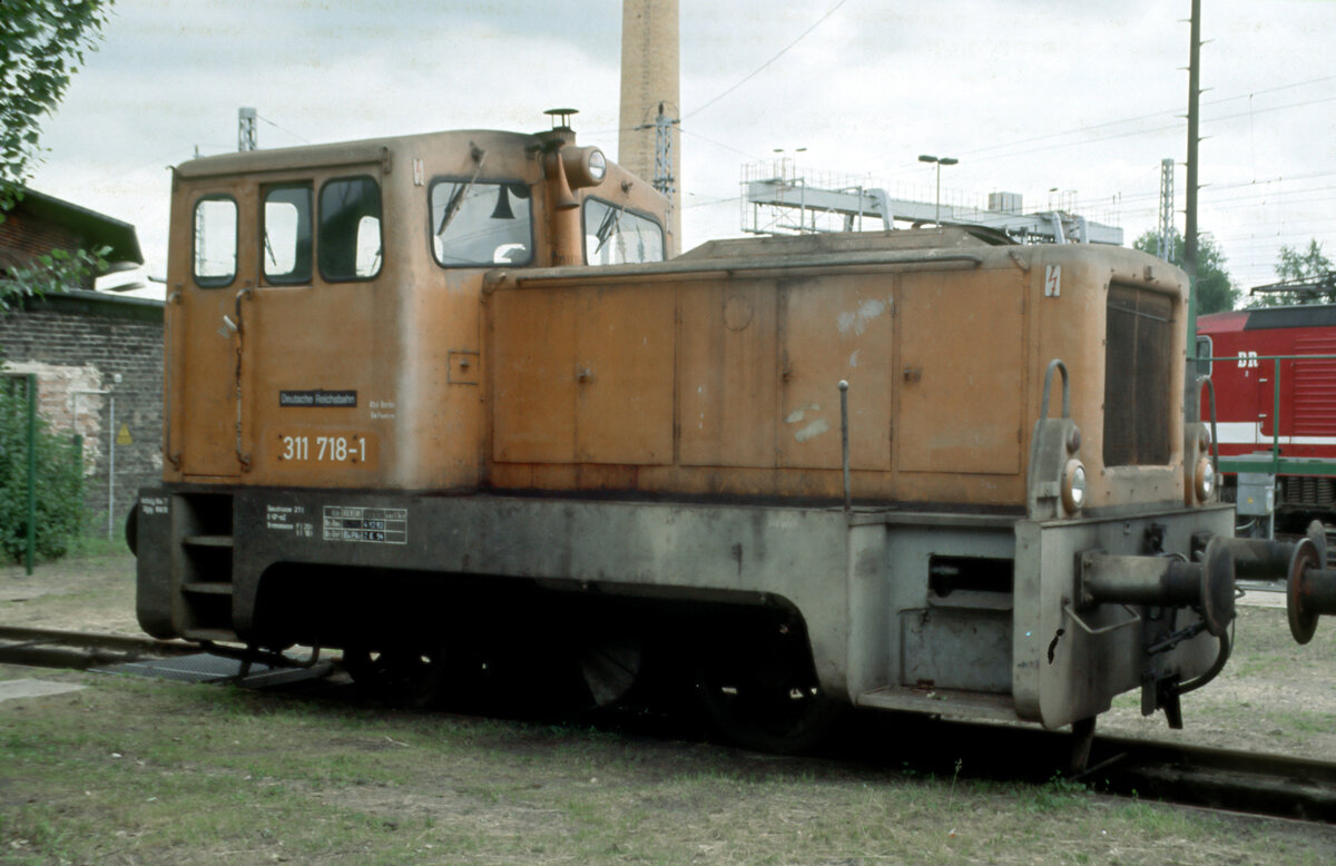311 718 am 11.06.1994 im Bw. Berlin-Pankow.