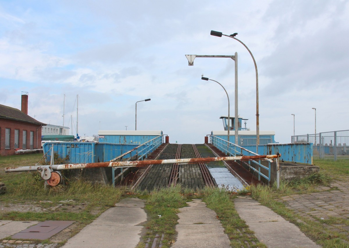 3.11.2013 Warnemnde. Reste der Verladerampe zum Schiff.
