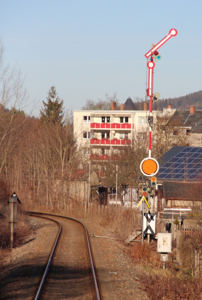31.12.13 Einfahrsignal und Ausfahrvorsignal Greiz aus Richtung Weischlitz. Dem Tf über die Schulter aufgenommen.