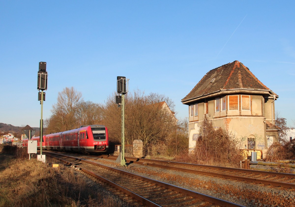 31.12.2013 Jena West. RE nach Würzburg vor Stellwerk am Südende, dem der Abriss bevorsteht