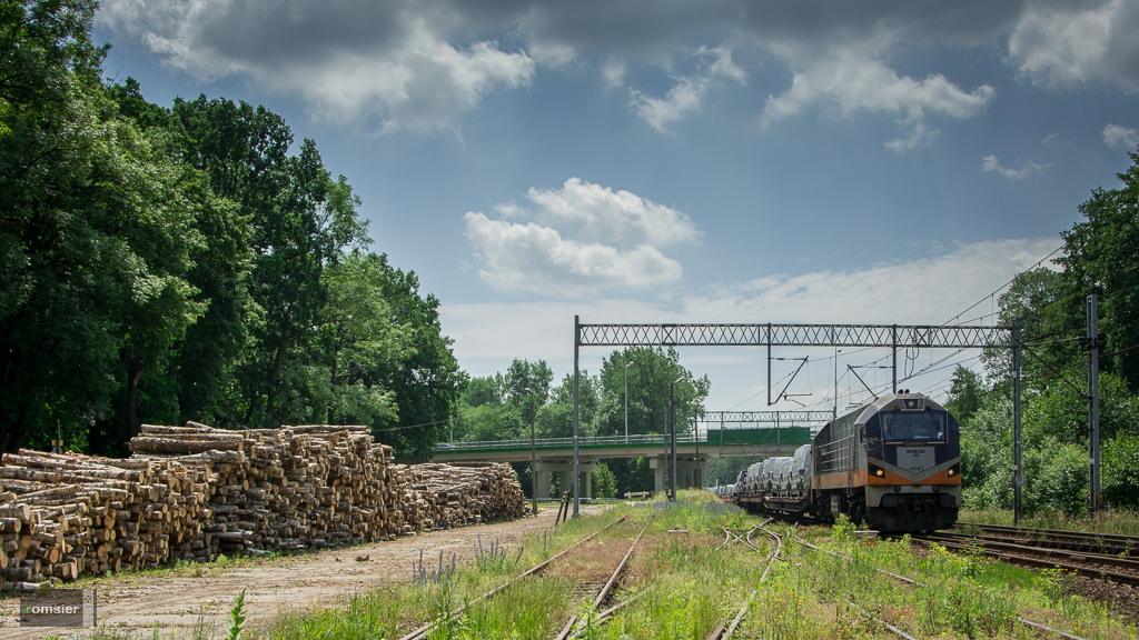 311D-08 der DB Cargo Polen mit Autovollzug am 14.06.2012 in Kobiór. 