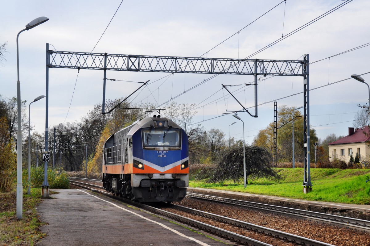 311D-09 ( Modernisierte  ST44) Lz fahrend durch den Haltepunkt  Katowice Piotrowice  in Richtung  Katowice-Ligota  (27.10.2013)
