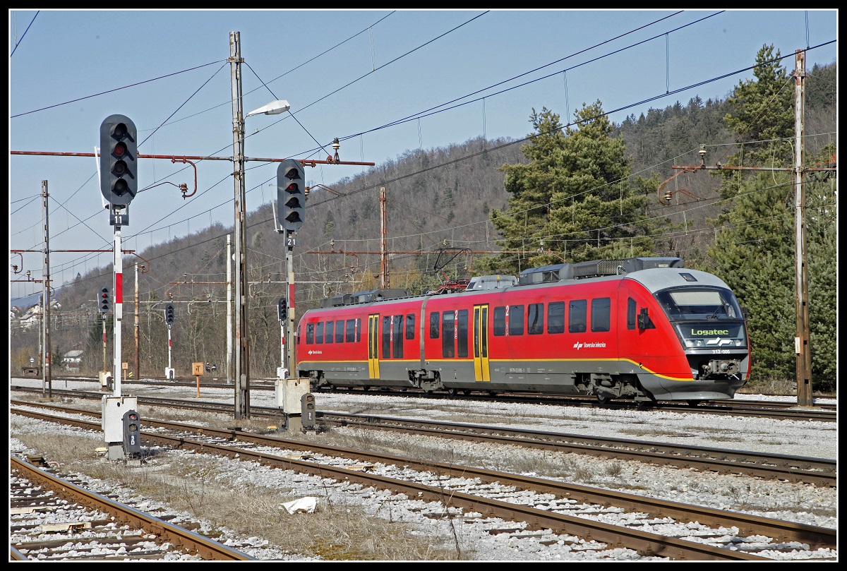 312-005 fährt am 14.02.2019 in den Bahnhof Borovnica ein.