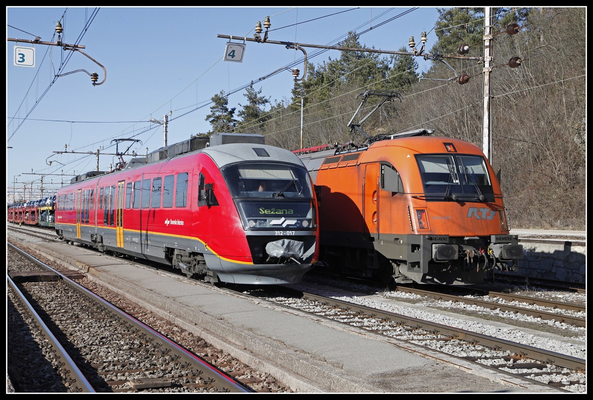312-017 und 1216 902 nebeneinander in Rakek am 13.02.2019.