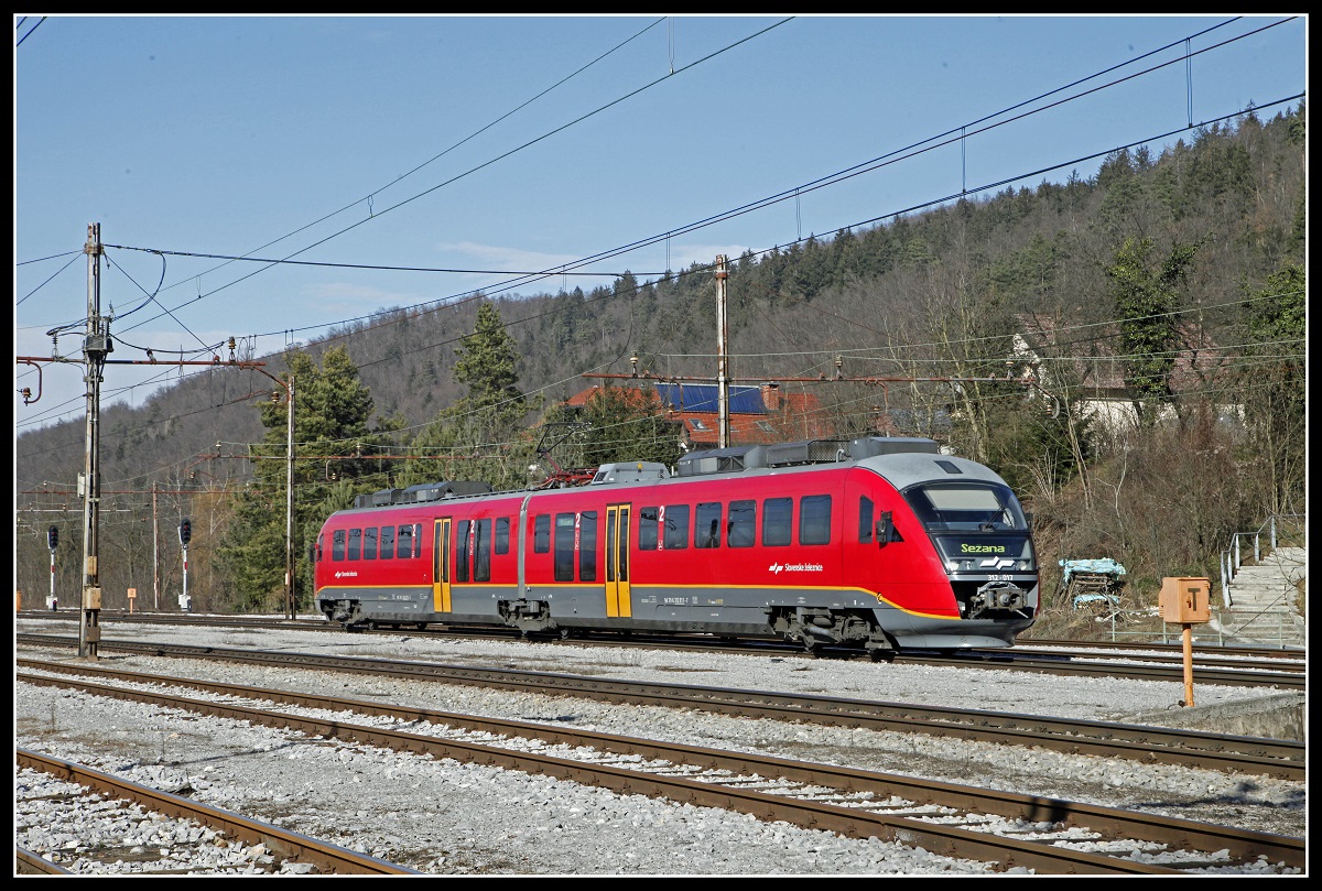 312-017 fährt am 14.02.2019 in den Bahnhof Borovnica ein.