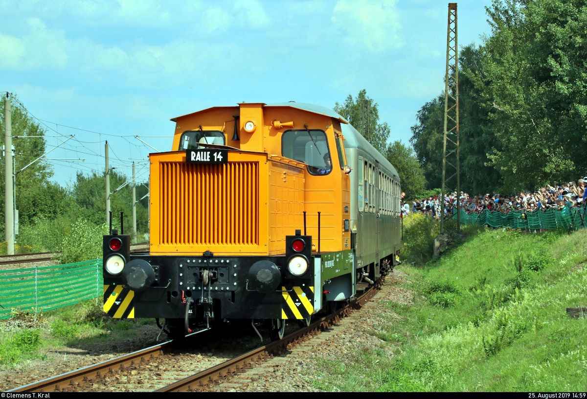 312 182-9 (102 182-3 | DR V 23) der Interessengemeinschaft Traditionslok 58 3047 e.V. zeigt sich den Fotografen mit einem n-Wagen und einer Kaluga TGK 2-E 1 des Sächsischen Eisenbahnmuseum Chemnitz-Hilbersdorf e.V. (SEM) bei der Lokparade des 28. Heizhausfests im SEM.
[25.8.2019 | 14:59 Uhr]