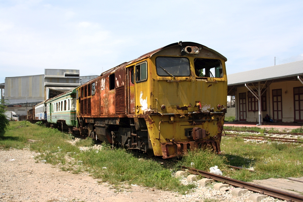 3120 (Krupp, Bj.1969, Fab.Nr. 5009) am 16.Mai 2025 in der seit 2004 unter Denkmalschutz stehenden Songkhla Station der 1978 eingestellten Bahnlinie Hat Yai - Songkhla. - Die Lok wurde Ende Mai 2024 mit 2 Personenwagen und 4 Güterwagen per Straßentransport nach Songkhla gebracht und soll nun äußerlich aufgearbeitet werden.