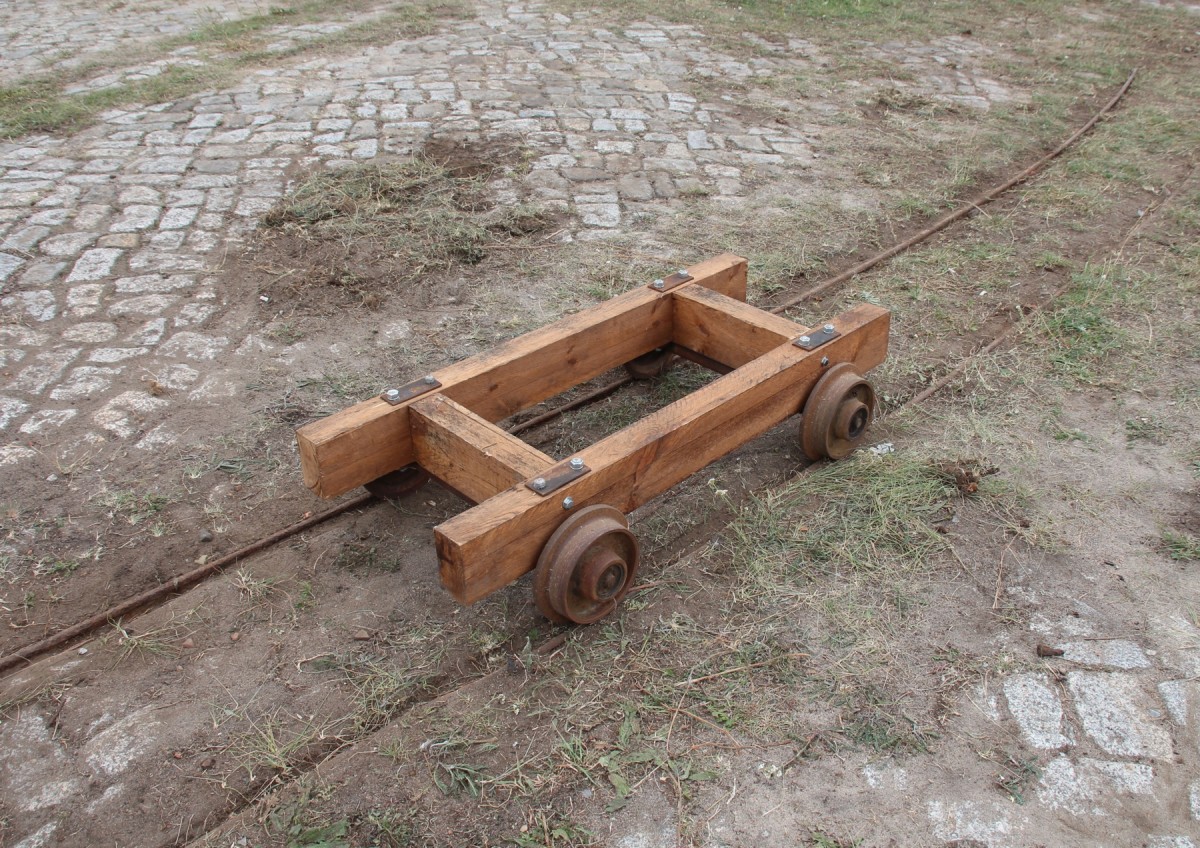 31.8.2013 Hobrechtsfelde. Stapelwagen aus einer Ziegelei, auf Holzrahmen umbebaut.